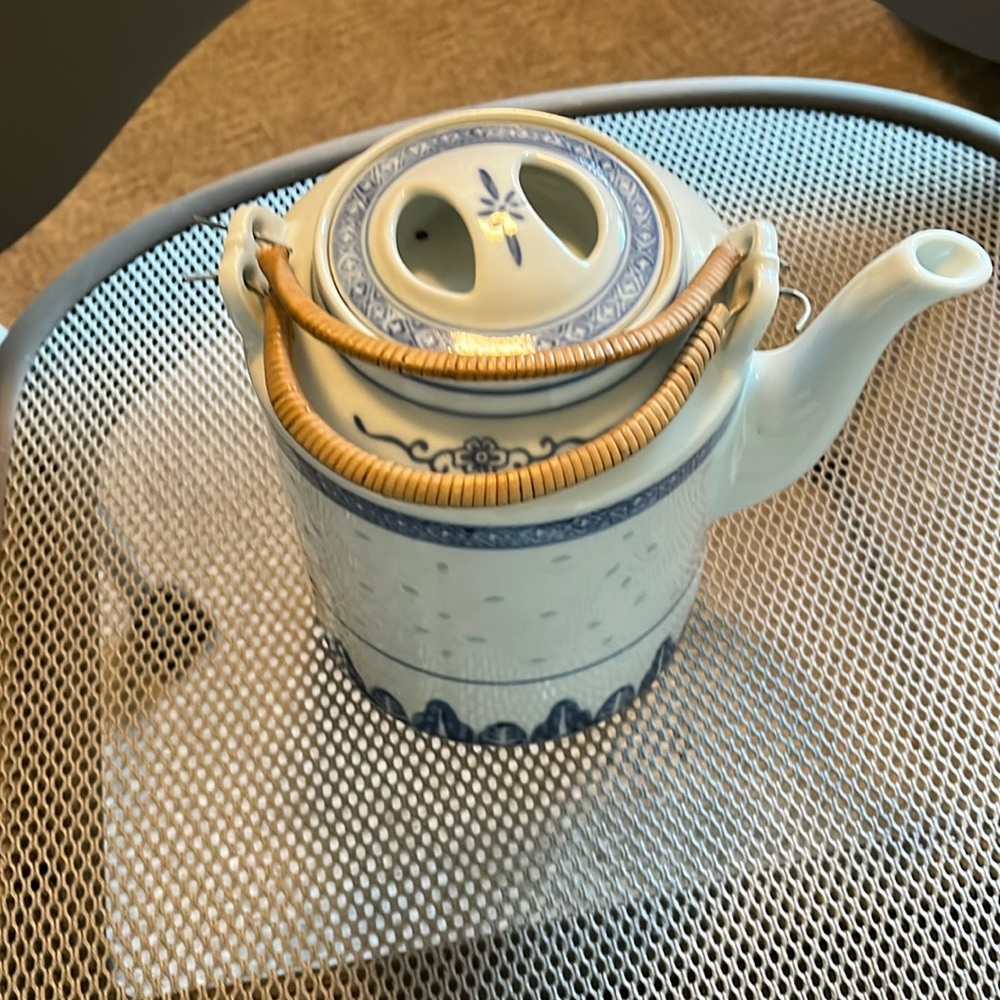 A teapot that is in incredible condition